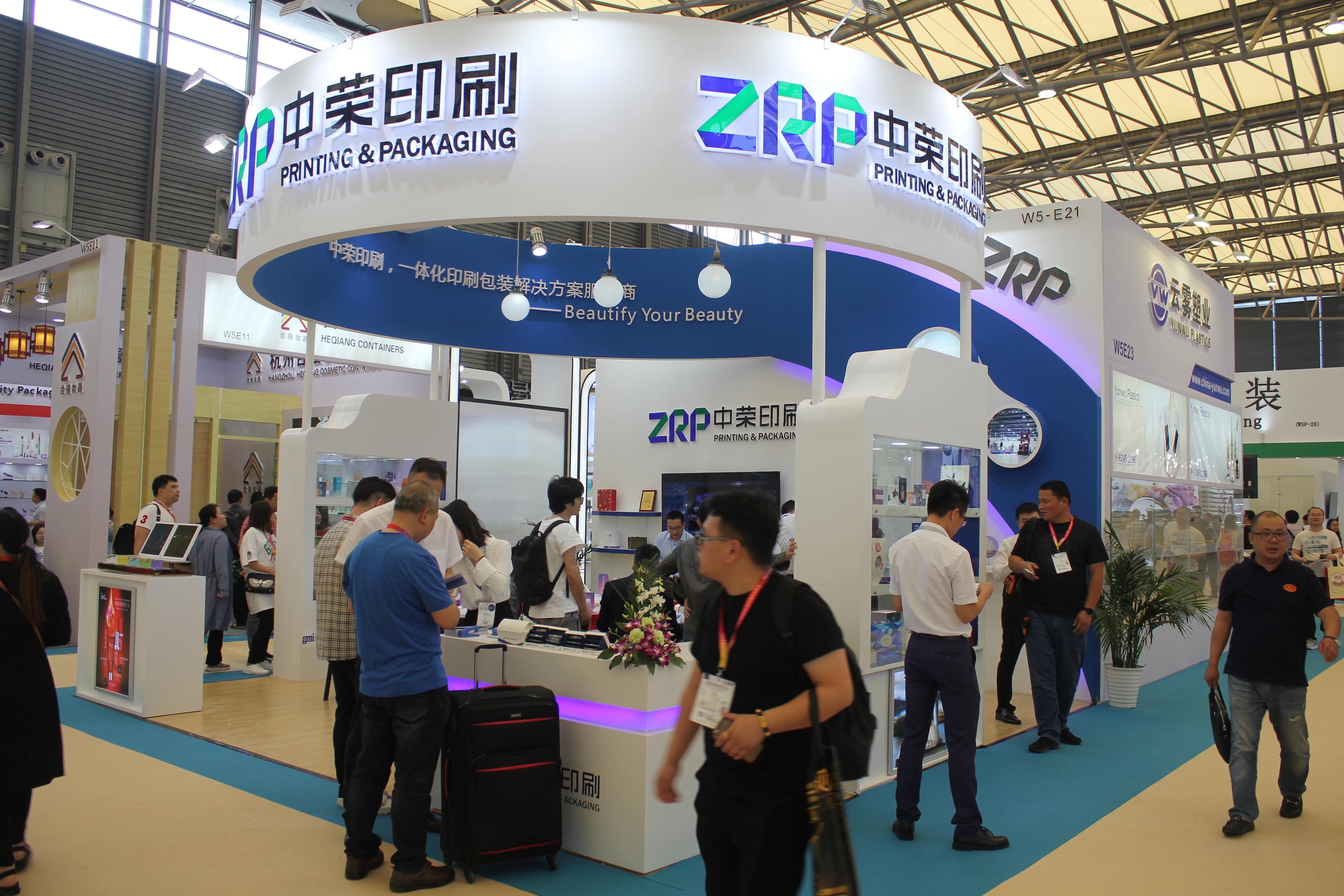 摩登4官网印刷参展上海美博会，，，众多创新包装吸晴无数
